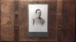 Keszthelyi keményhátú fotó ~1900, vizitkártya, Satrál Andor fényképész, szombathelyi szárazbélyegzés
