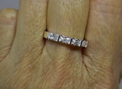 Nagyon elegáns fehér köves ezüst karikagyűrű