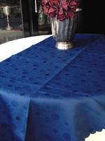 Elegáns sötétkék selyemdamaszt asztalterítő 155 x 300 cm ovális