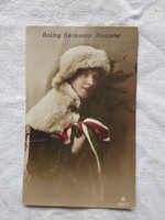 Antik színezett képeslap, Karácsony, elegáns hölgy prémben, nemzeti színű szalag 1917