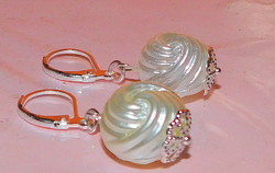 Silk shiny knot pattern pearl earrings