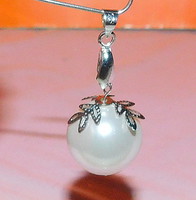 Off-white shell pearl giant pearl snowflake ornate pendant