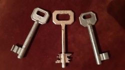 3 régi kulcs, egyik Elzett