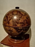 Antik nagy földgömb, 17. századi alapján készült, nyitható pohár és italtartó, belül is díszített!
