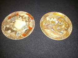 Két darab kíniai, keleti dekorációs porcelán kistányér
