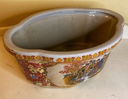 About one forint - a large Chinese pot