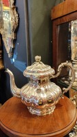 ​Ezüst  teás-/kávéskanna.​​Barokk stilusban. Kézzel kalapalt. Róza dísszel fa fogantyú.