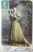 Antik üdvözlő romatikus fotó képeslap hölgy kutyával