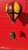 Régi hőlégballon léghajó utasokkal kosárban modell makett