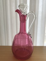 Antik rubinvörös üveg karaffa hántolt nyakkal és finom metszèssel, 25 cm magas