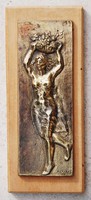 Kerekes Ferenc (1948-2001): Leány gyümölcsös kosárral - bronz fali dísz, fa hátlapra erősítve