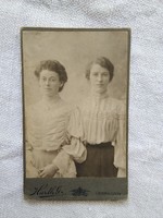Antik magyar CDV/vizitkártya, hölgyek fodros blúzban, Harth G. Debrecen 1900 körüli