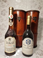 Padlásról, régi,  2 darabos fa bortartó 2 darab TOKAJI borral (1991 és 1996)