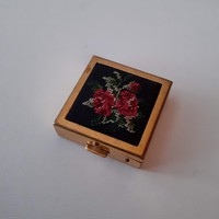 Portable ashtray with gold-colored opening box decorated with retro tapestry