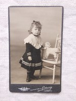 Antik CDV/vizitkártya/keményhátú fotó 2 éves kislány báránnyal , Húsvét Pokorny Bécs 1906