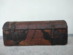Antik muzeális fa láda bőrözés nyomaival vas szerelékkel 16. század 732 4983