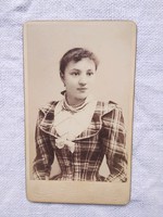 Antik magyar CDV/vizitkártya/keményhátú fotó fiatal nő portréja, Marosvásárhely, Csonka  1870 körüli