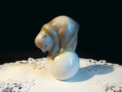 Hollóházi porcelán cirkuszi medve, maci labdán