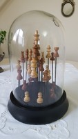 Különleges,sakkfigurás dekoráció,talpazatos üvegbúra alatt