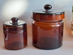 Régi borostyán színű barna üveg, csiszolt fedelű tároló, 2 db