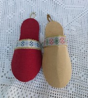Beautiful slippers needle holder wall ornament nostalgia piece, collectible beauty