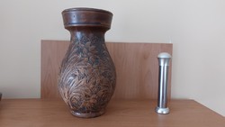 Szépen kidolgozott korondi váza Ilyés Mihály
