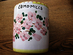 Szignált Vietri Camomilla botanikás olasz kézzel festett tartó, csésze