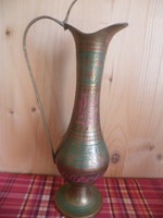 Indiai réz váza vésett jelzéssel, sűrűn cizellált, szép színekkel festett