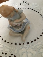 Porcelán babázó kislány