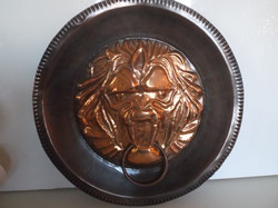 TÁNYÉR - RÉZ - 36 cm - AJÁNLATOT VÁROK - OROSZLÁN - SZÁJÁBAN KARIKA  - FALITÁNYÉR