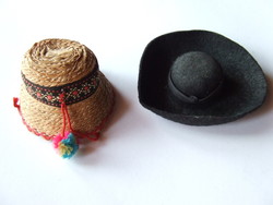 Régi picike, mini baba kalapok viseleti babákhoz egyben-az egyik hortobágyi csikóskalap