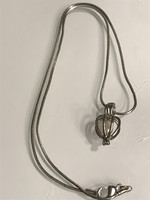 Ezüstözött nyaklánc nyitható gyöngyös medállal, 42 cm hosszú