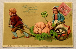 Antik dombornyomott Újévi üdvözlő képeslap  gyerekek malacok talicskában lóhere