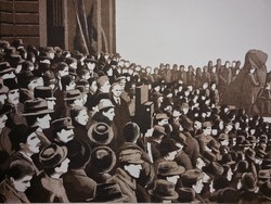 Nagygyűlés a parlament előtt 1919 március 23-an a Tanacskoztatsasag kitartása  alkalmából szonokKu