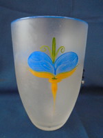 Kosta Boda svéd kézműves üveg váza, jelzett EGYEDI KÉZIFESTÉSSEL RITKASÁG savmaratott