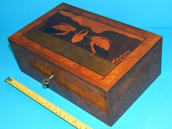 Intarziás doboz madár motívummal, kiváló állapotban