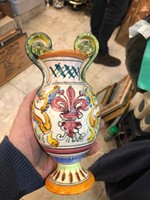 Magyar népi szignált kerámia váza, 18 cm-es magasságú.