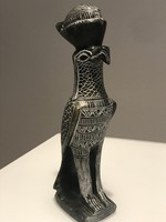 Egyiptomi hórusz madár talkumból kézzel faragva, 25 cm magas