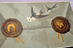 Antik boríték képeslap  dombornyomott pecsétekkel fecske szerencsepatkó