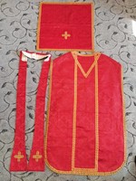 Egyszerű, paszománnyal díszített, antik vörös miseruha