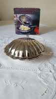 Ezüstözött,kagyló alakú üvegbetétes vaj-kaviár tartó kenőkéssel