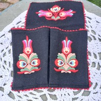 Folk art comb holder embroidered on felt
