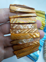 Arany színű gyöngyház kagyló gumis karkötő