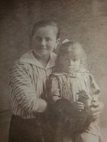 Antik keménytáblás kép üldögélő anya gyermekével Brenner testvérek Szeged 17 x 10 cm, képek szerint