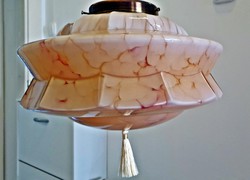 Különleges, Art deco mennyezeti függő lámpa. Márványozott, halvány rózsaszínű, opalin üveg búrás.