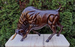 Hatalmas bronz bika műalkotás