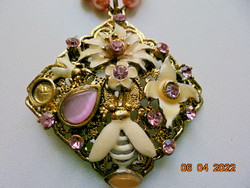 Spectacular goldsmith's work with gilded pendant and chain, enamel bee and flower pattern, with pink beads