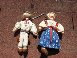 Antik kézműves népviseletbe öltözött pár