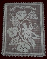 Hófehér kalotaszegi vagdalásos terítő madárral és szőlővel. Méretei: 74x57 cm