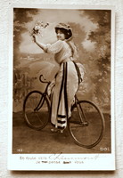 Antik francia üdvözlő fotó képeslap hölgy kerékpáron